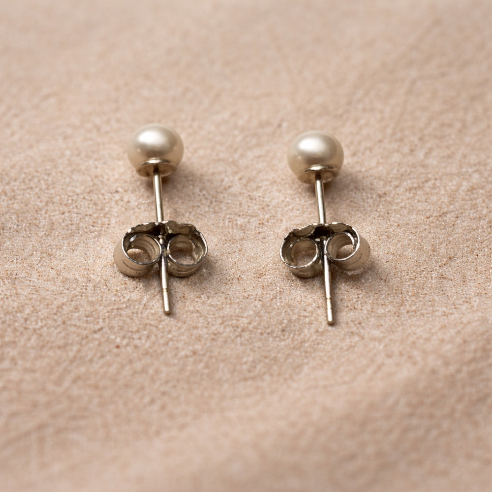 Lio 1 - 3/4 mm - Oorbellen - Zoetwaterparel - kleur Parelmoer