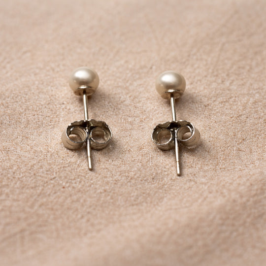 Lio 1 - 3/4 mm - Oorbellen - Zoetwaterparel - kleur Parelmoer