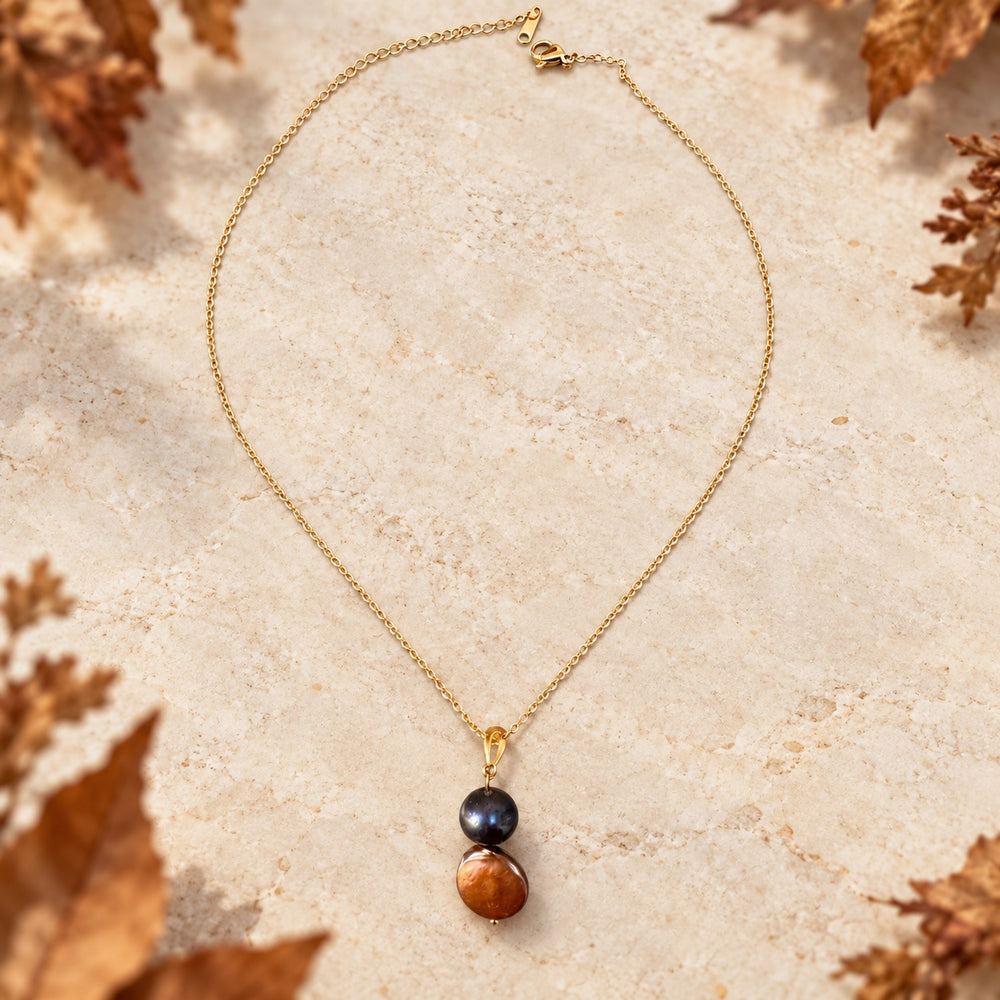 Sofia parelketting met herfstachtergrond