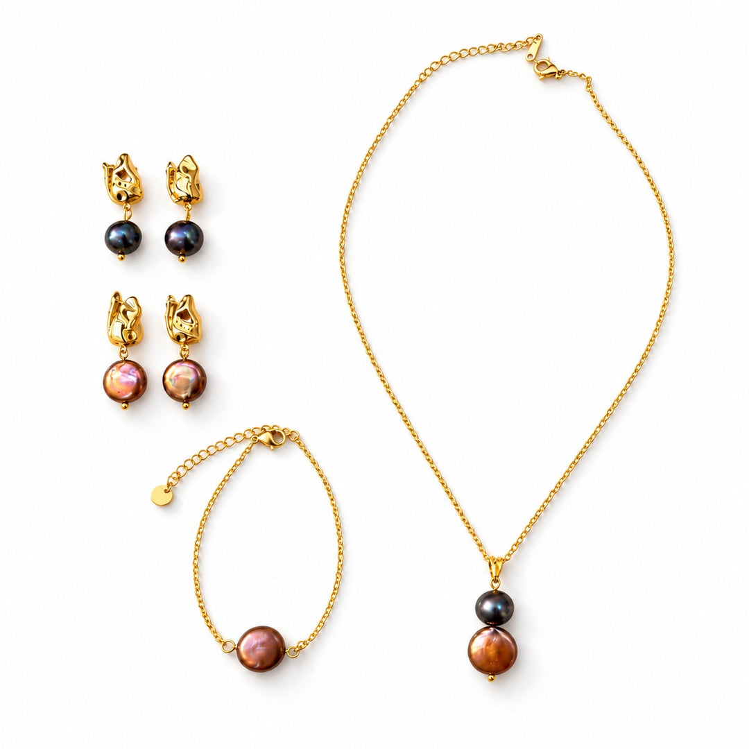 Sofia ketting, armband en beide kleuren oorbellen op witte achtergrond