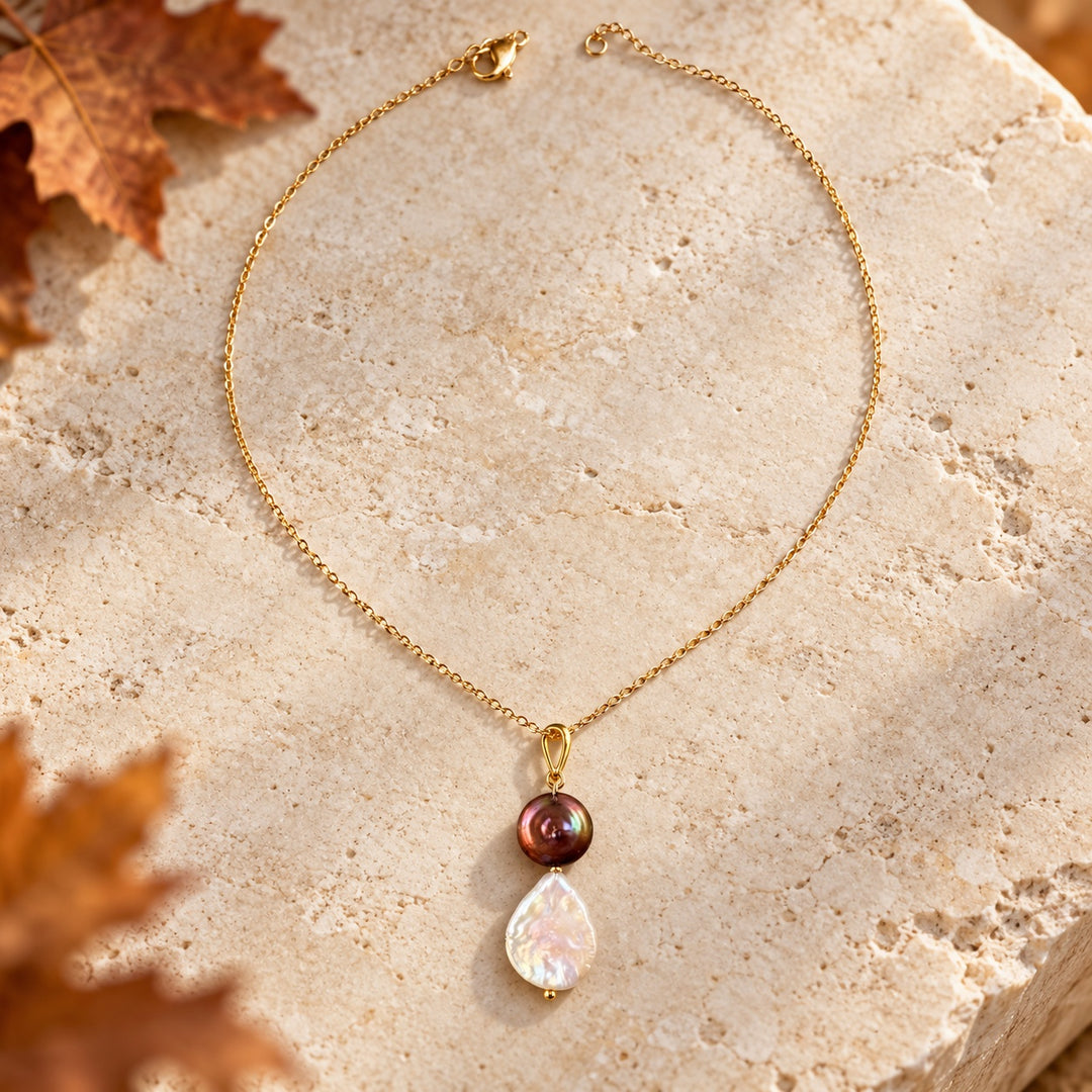 Verona ketting met bruine en witte zoetwaterparel op een lichte steen